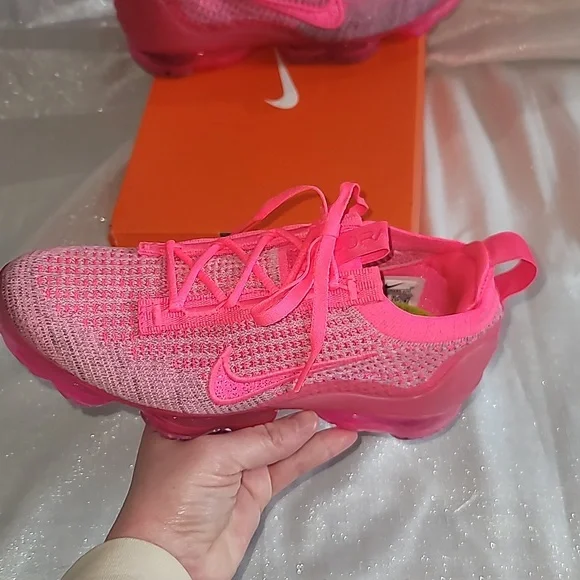 Womans Air Vapormax 2021 size 6 NWT - Picture 2 of 9
